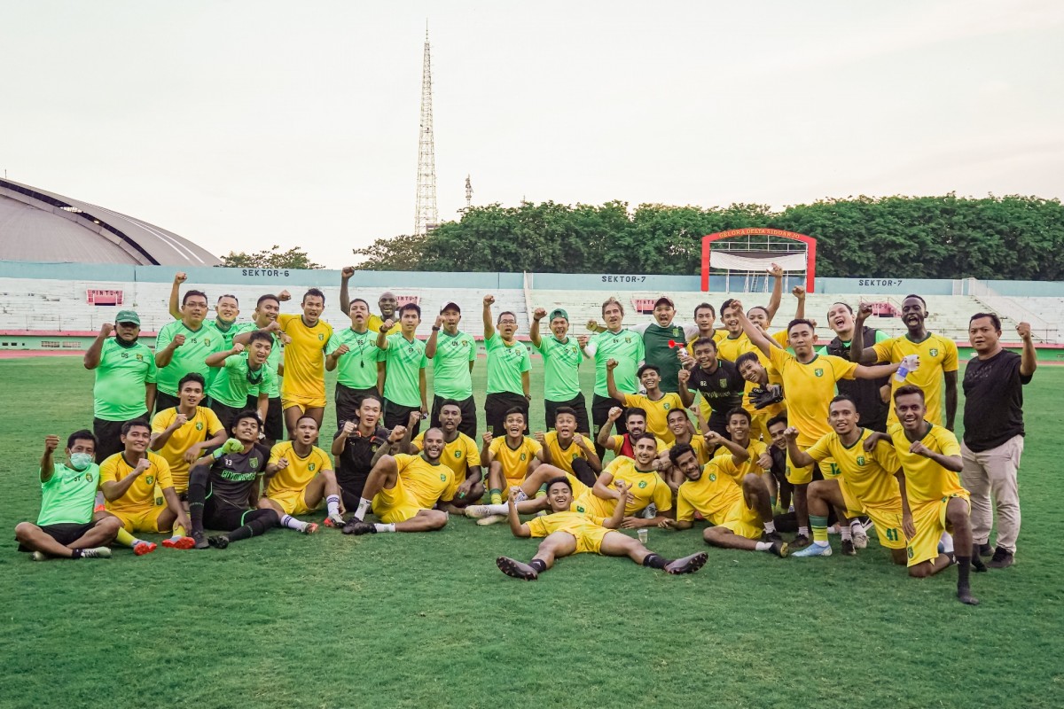 Tim Persebaya berfoto bersama dalam latihan terakhir. (Foto: Persebaya)