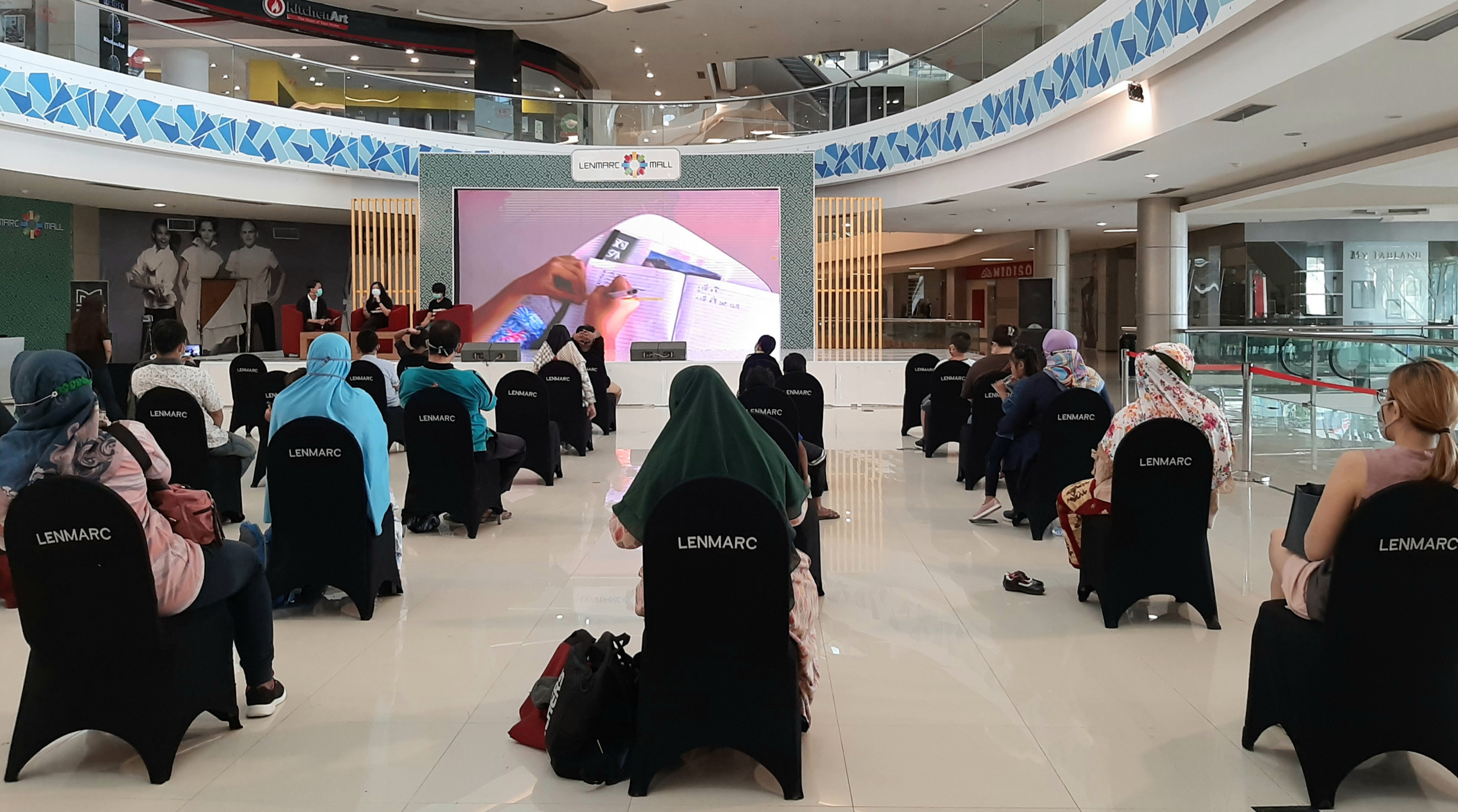 Penerapan protokol Covid-19, dengan menjaga jarak dalam acara edukasi anak di Lendmark Surabaya. (Foto: Pita Sari/Ngopibareng.id)