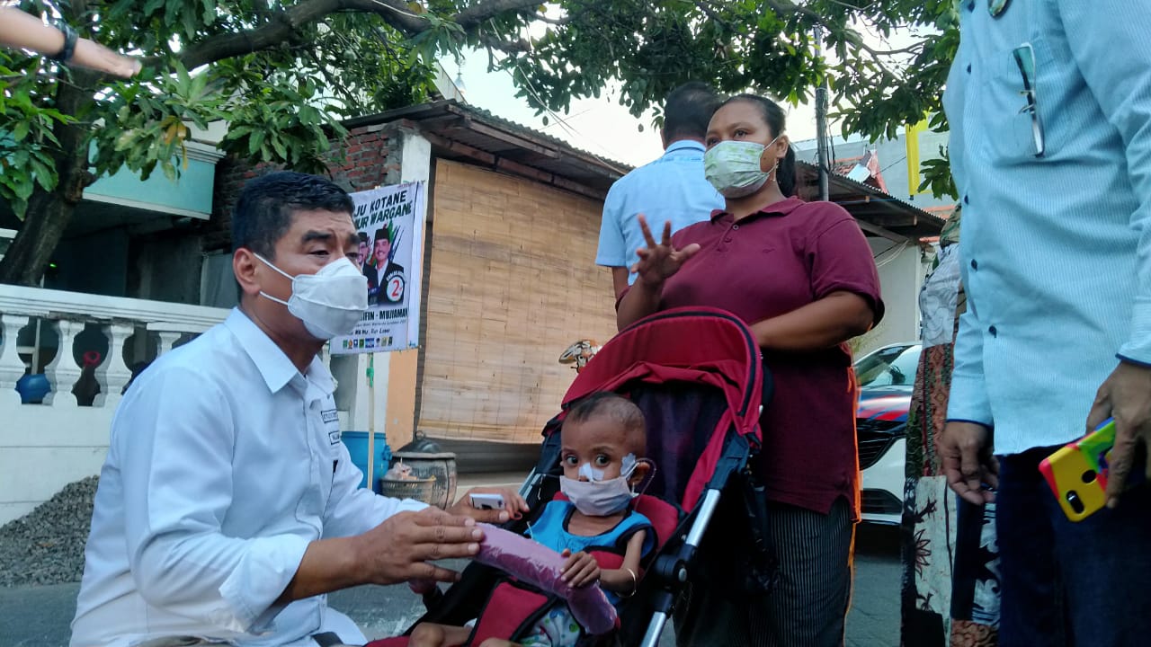 Mujiaman Sukirno saat berbincang dengan warga. MAJU janjikan beasiswa hingga kuliah. (Foto: Fariz Yarbo/Ngopibareng.id)