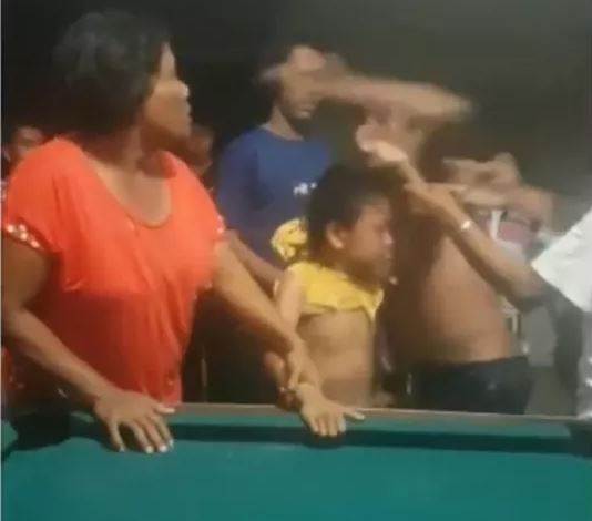 Seorang anak bersama ibunya dianiaya seorang pria di warung biliar. (Foto: YouTube)