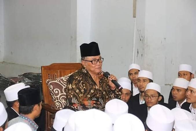 KH Fuad Mun'im Djazuli (almaghfurlah) bersama para santri di Pesantren Ploso, Mojo, Kediri, Jawa Timur. (Foto: Istimewa)