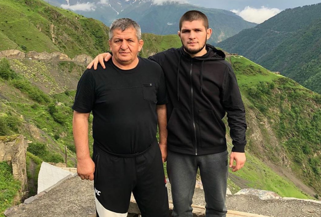 Khabib Nurmagomedov dan mendiang ayahnya, Abdulmanap Nurmagomedov. (Instagram)