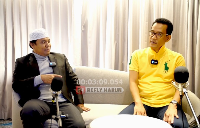 Sugi Nur Rahardja atau yang kerap dipanggil Gus Nur dalam perbincangan di kanal YouTube Refly Harun. (Foto: YouTube Refly Harun)