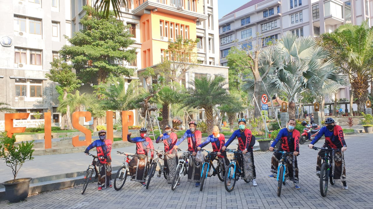 Civitas akademika FISIP UB dalam acara Santri Fun Bike (Foto: Dok. UB)