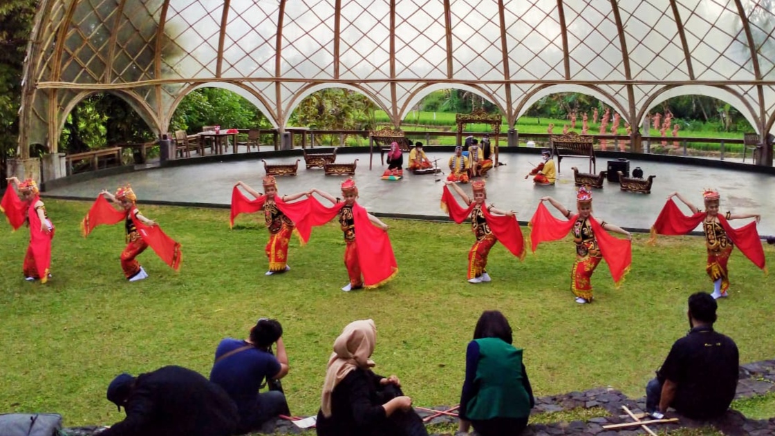 Pertunjukan seni budaya di salah satu hotel  denga tetap menerapkan protokol kesehatan. (Foto: Istimewa)