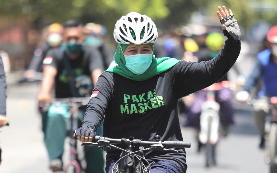 Gubernur Jatim, Khofifah Indar Parawansa saat gowes di Situbondo, Minggu 25 Oktober 2020. (Foto: Istimewa)