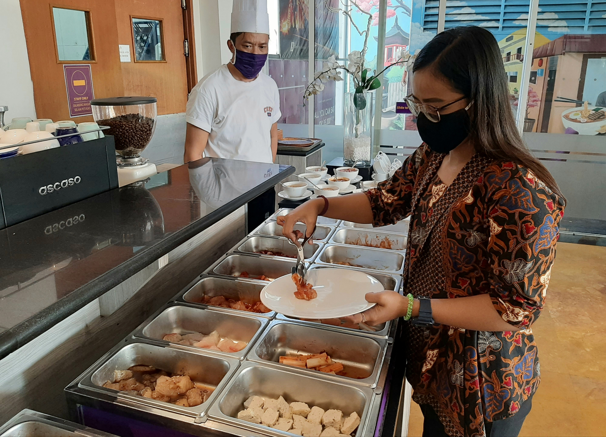 Aneka daging dan ikan untuk steamboat dan grill. (Foto: Pita Sari/Ngopibareng.id)