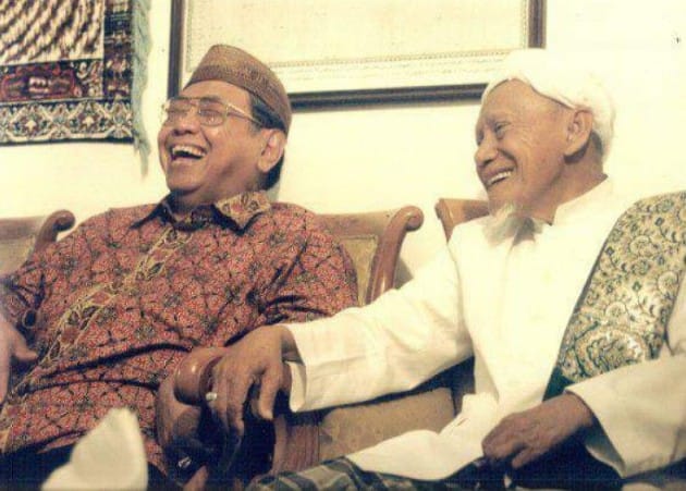 KH Abdurrahman Wahid dengan kopiah yang khas, bersama ulama sepuh. (Foto: Istimewa)