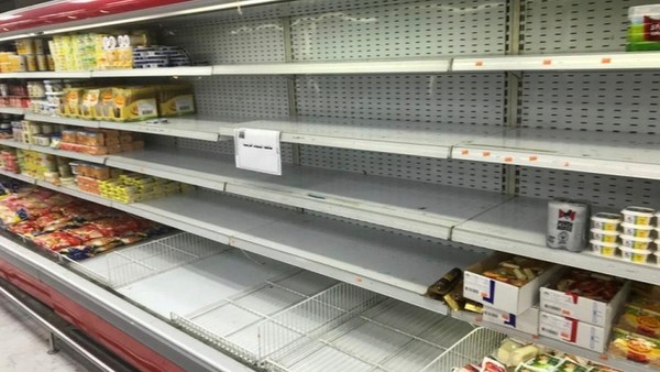 Rak-rak di supermarket atau toko di Arab dikosongkan dari produk asal Prancis. (Foto: Twitter) Rak-rak di supermarket atau toko di Arab dikosongkan dari produk asal Prancis. (Foto: Twitter)