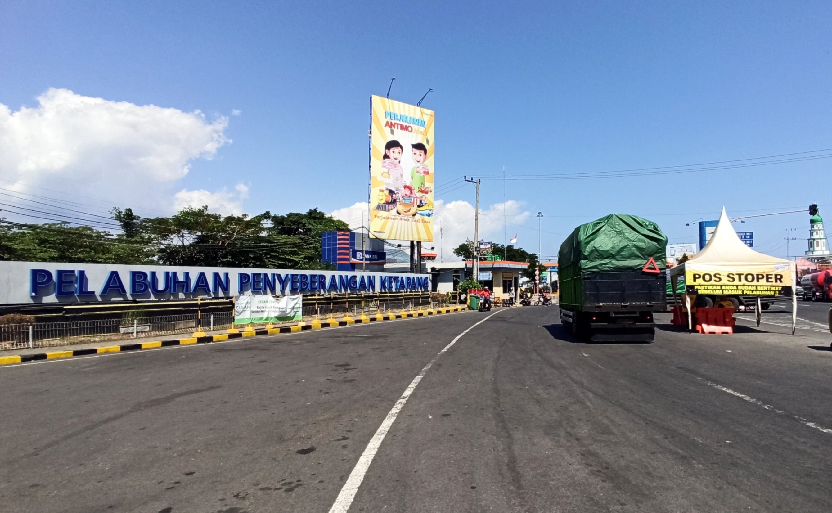 Aktivitas Pelabuhan penyeberangan Ketapang-Gilimanuk, Banyuwangi (foto:Muh Hujaini/Ngopibareng.id)