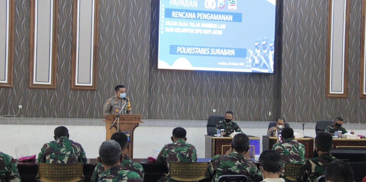 Kabag Ops Polrestabes Surabaya,  AKBP Anton Elfrino Trisanto, ketika mengadakan rapat koordinasi antisipasi demo, di Mapolrestabes, Senin, 25 Oktober 2020 (Foto: Istimewa)