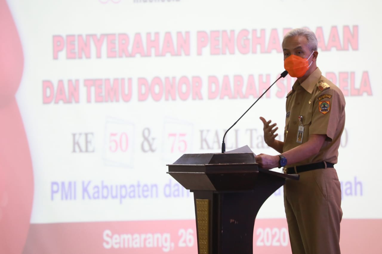 Gubernur Ganjar Pranowo saat pemberian penghormatan dan penghargaan kepada para pendonor sukarela di Gedung Gradhika Bhakti Praja, Senin 26 Oktober 2020. (Foto: Humas Prov Jateng)