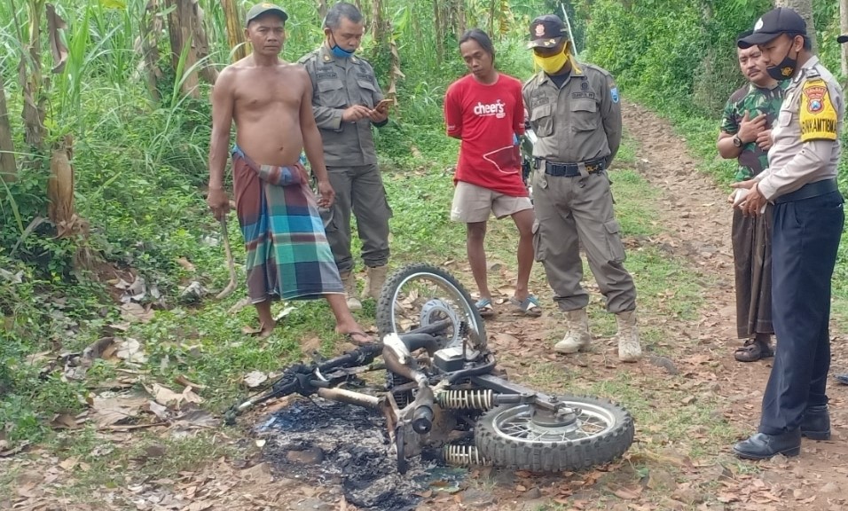 Motor milik Hariyanto, warga Desa/Kecamatan Pakuniran, Kabupaten Probolinggo yang dicuri dan dibakar orang tak dikenal. (Foto: Istimewa)