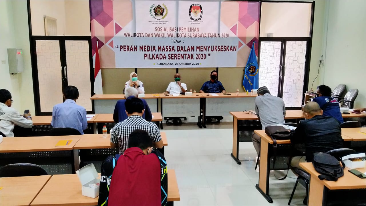 Komisioner KPU Surabaya, Naafilah Arista Swarits (kiri) dan Ketua PWI Jatim Ainur Rohim (kanan) dalam diskusi di Balai Wartawan PWI Jatim, Surabaya, Senin 26 Oktober 2020. (Foto: Fariz Yarbo/Ngopibareng.id)