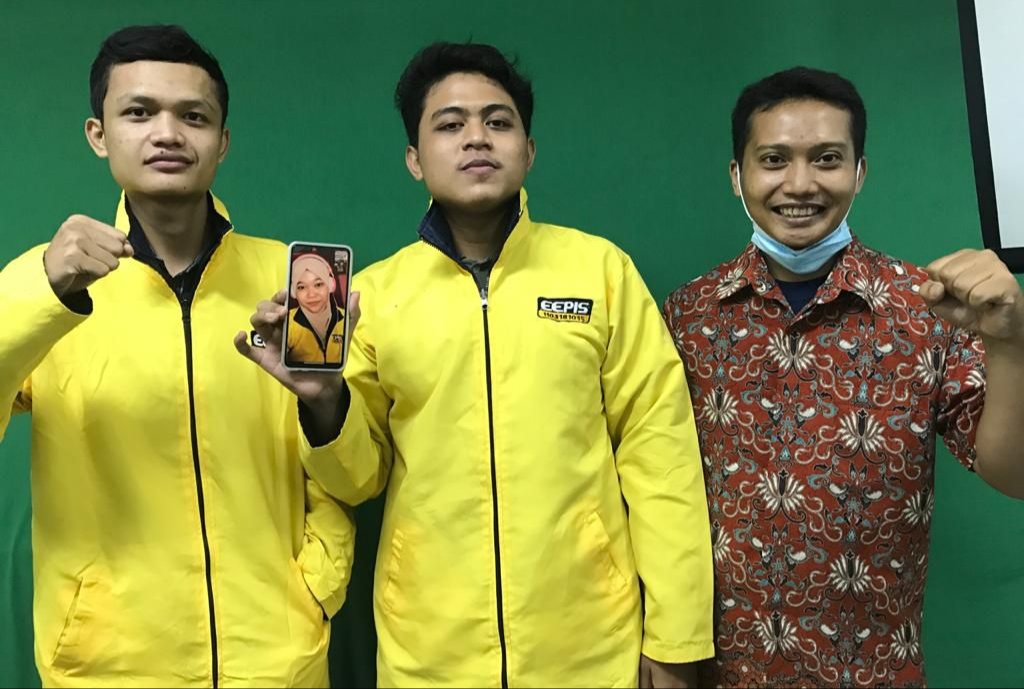 Tiga mahasiswa PENS yang berhasil membuat sistem keamanan motor. (Foto: Dok. PENS)