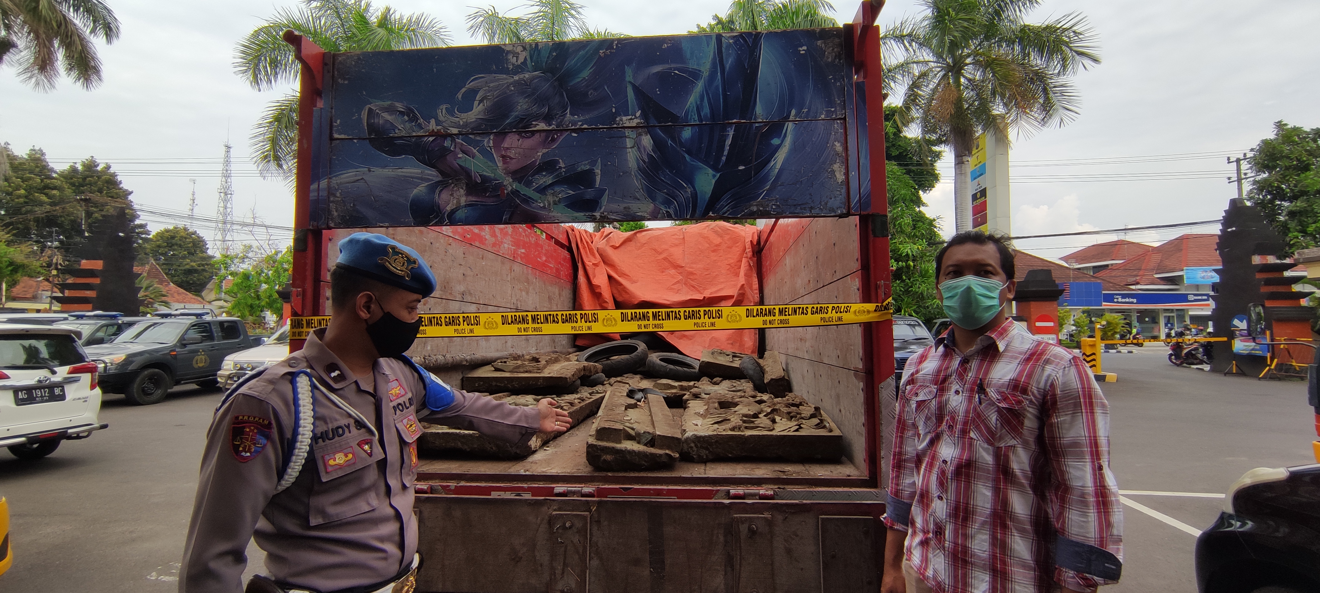 Barang bukti potongan relief yang diamankan berikut truck (Foto: Fendi/Ngopibareng.id