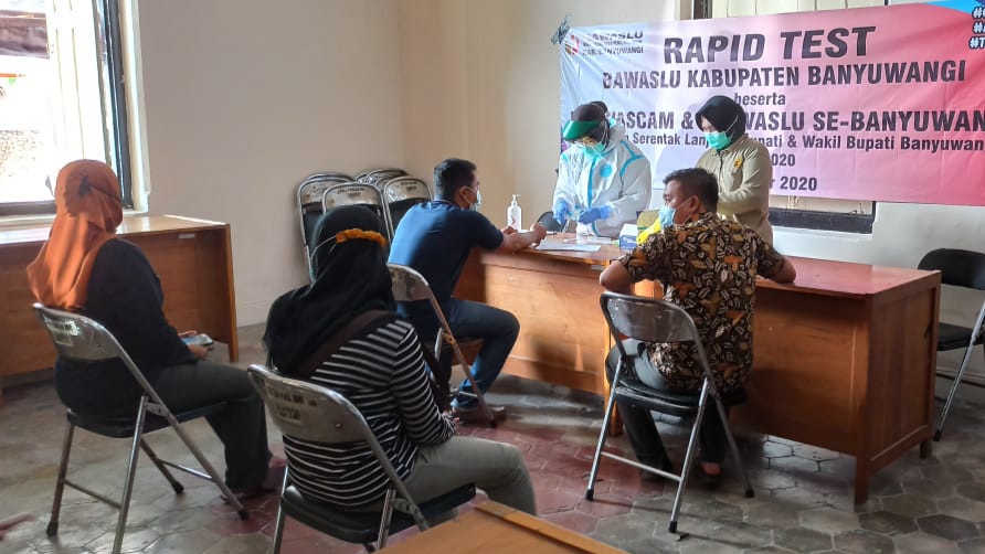 Rapid test massal yang dilakukan Bawaslu Banyuwangi Sabtu lalu (Foto: istimewa)