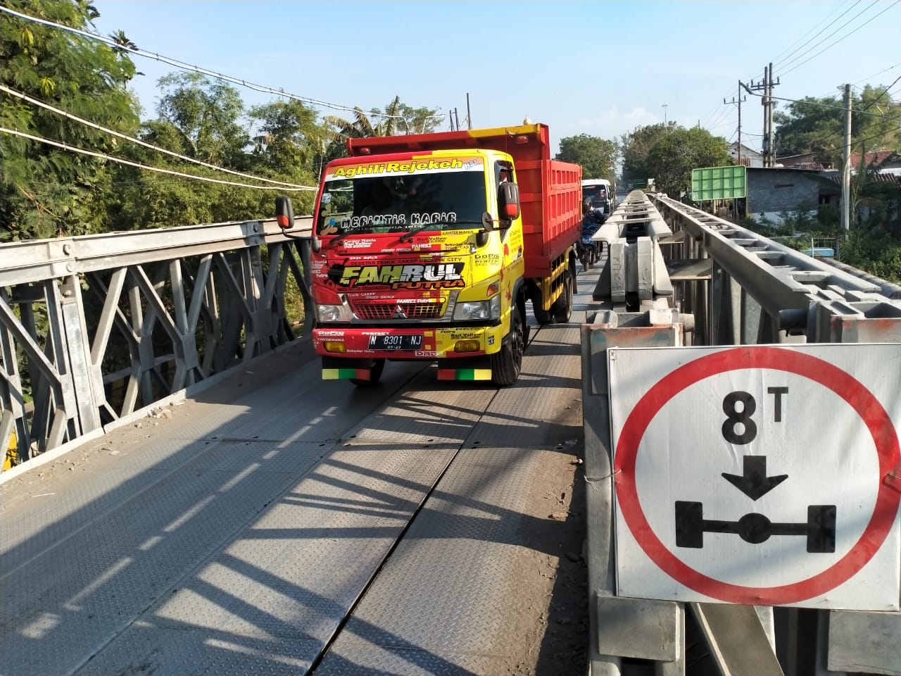 Jembatan darurat di Kedungasem, Kecamatan Wonoasih, Kota Probolinggo ini akan dibangun kembali. (foto: Ikhsan Mahmudi/Ngopibareng.id)