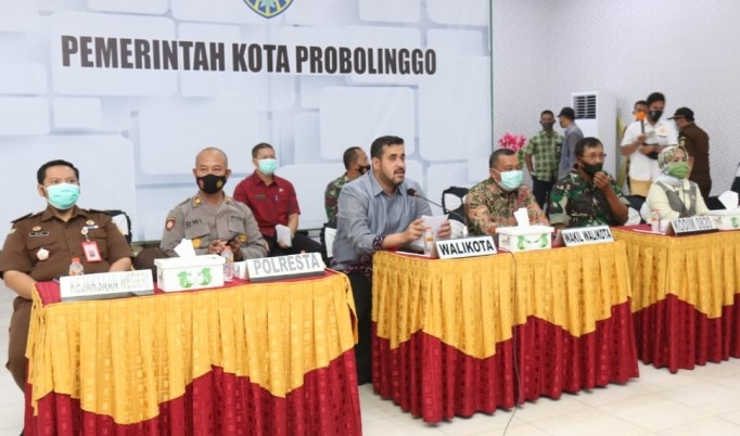 Walikota Hadi Zainal Abidin (tengah) saat memimpin rakor soal Covid-19 secara virtual. (Foto: Ikhsan Mahmudi/Ngopibareng.id)