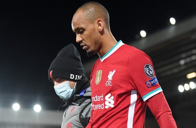 Fabinho kemungkinan absen cukup lama setelah mengalami cedera hamstring. (Foto: Twitter/@LFC)