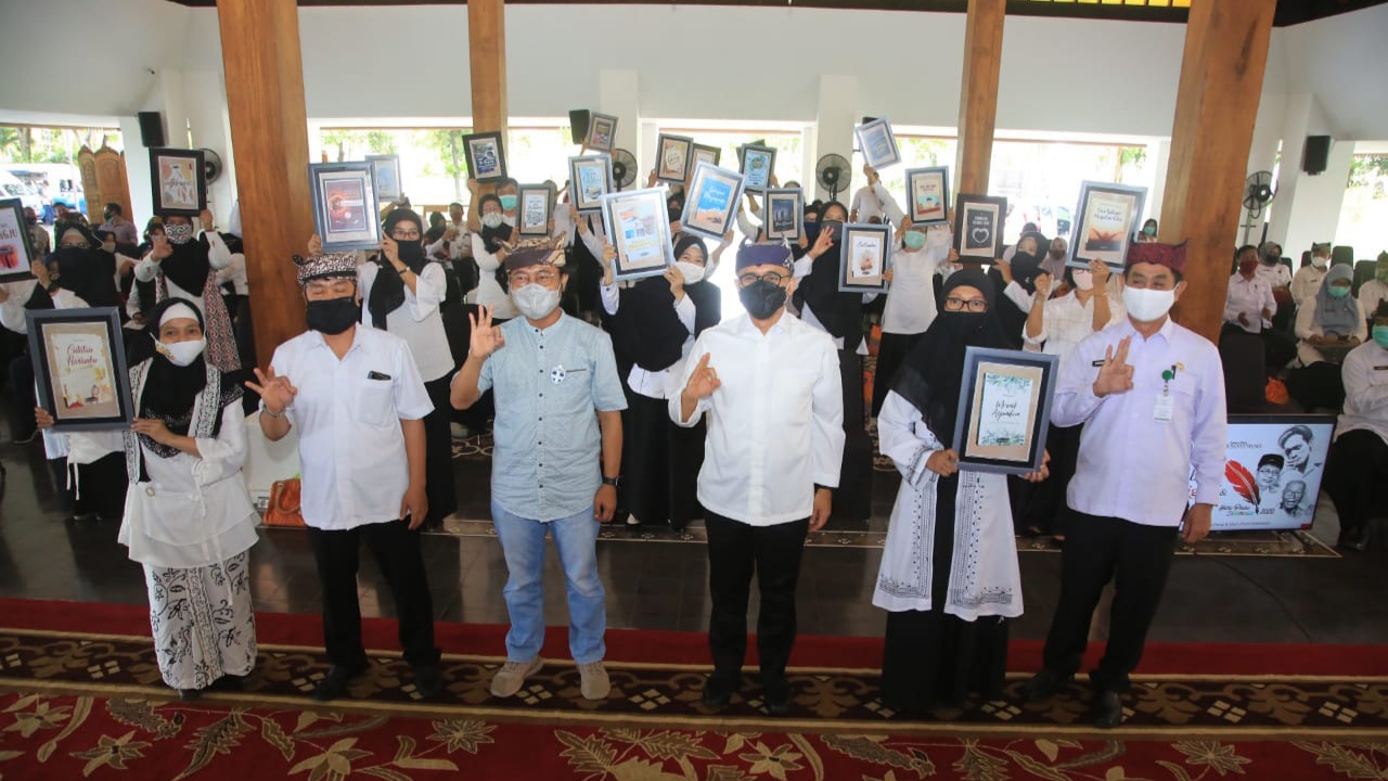 Bupati Banyuwangi Abdullah Azwar Anas bersama peserta Festival Menulis. (Foto: Dok. Pemkab Banyuwangi) 