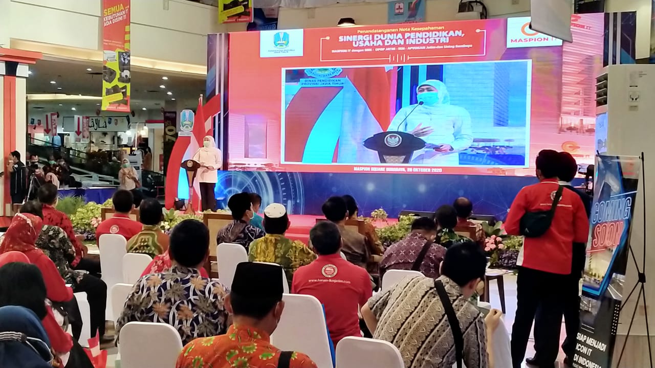 Gubernur Jatim, Khofifah Indar Parawansa ketika memberi sambutan dalam kegiatan penandatangan nota kesepahaman sinergi dunia industri dan pendidikan di Maspion Square, Surabaya, Rabu 28 Oktober 2020. (Foto: Fariz Yarbo/Ngopibareng.id)