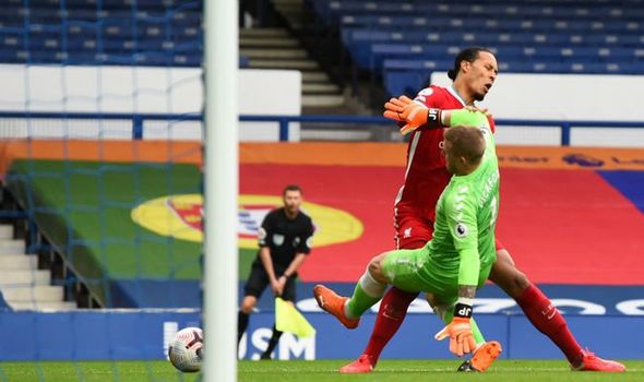 Kiper Everton, Jordan Pickford terekam kamera saat tekel bek Liverpool, Virgil Van Dijk. (Foto: Twitter)