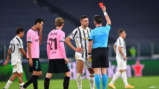 Alvaro Morata diusir wasit keluar lapangan akibat akumulasi kartu kuning saat matchday kedua Grup G Liga Champions di Allianz Stadium, Kamis 29 Oktober 2020 dini hari WIB. (Foto: Twitter)