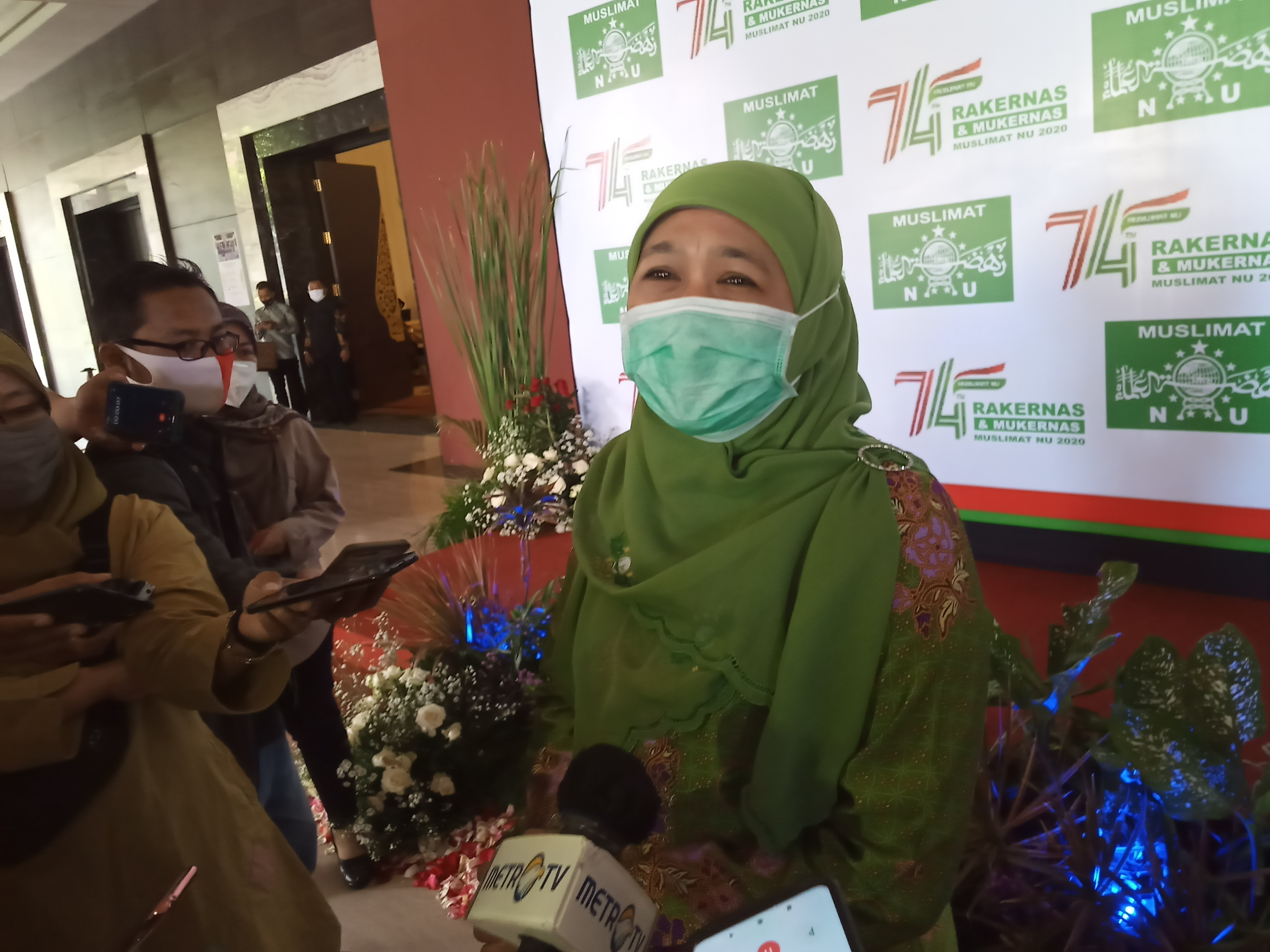 Ketua Umum Pimpinan Pusat Muslimat Nahdlatul Ulama (NU), Khofifah Indar Parawansa saat ditemui usai Rakernas dan Mukernas Muslimat NU ke 74 di Hotel Singhasari, Kota Batu (Foto: Lalu Theo/ngopibareng.id)