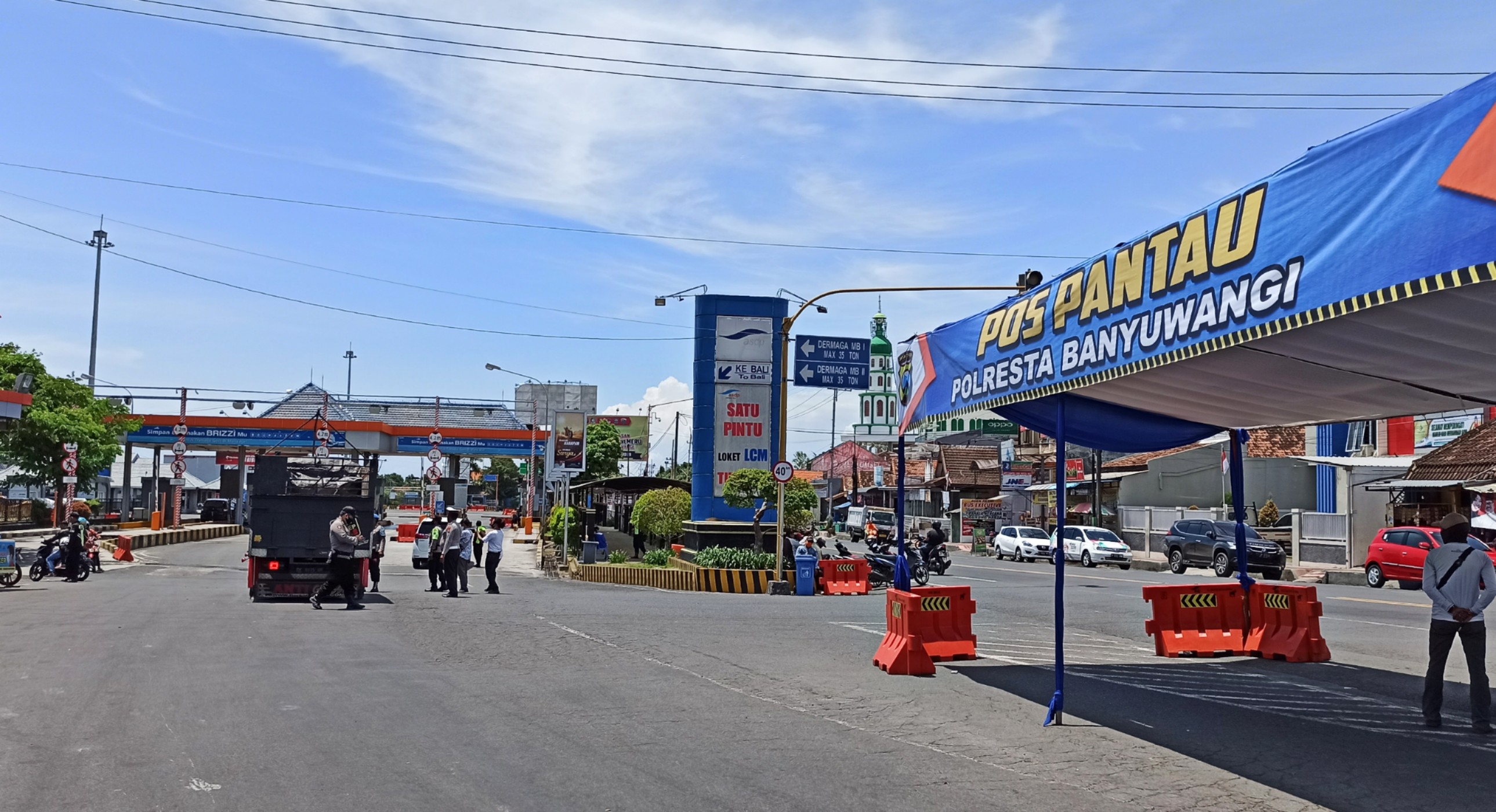 Pos Pantau yang didirikan Polresta Banyuwangi di depan pintu masuk Pelabuhan Penyeberangan Ketapang, Banyuwangi (foto:Muh Hujaini/Ngopibareng.id)