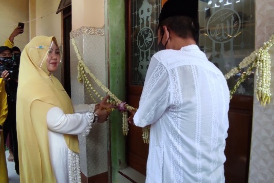 Pemotongan pita tanda peresmian musala di Kelurahan Bandar Lor Kecamatan Mojoroto, Kota Kediri. (Foto: Fendhy Plesmana/Ngopibareng.id)