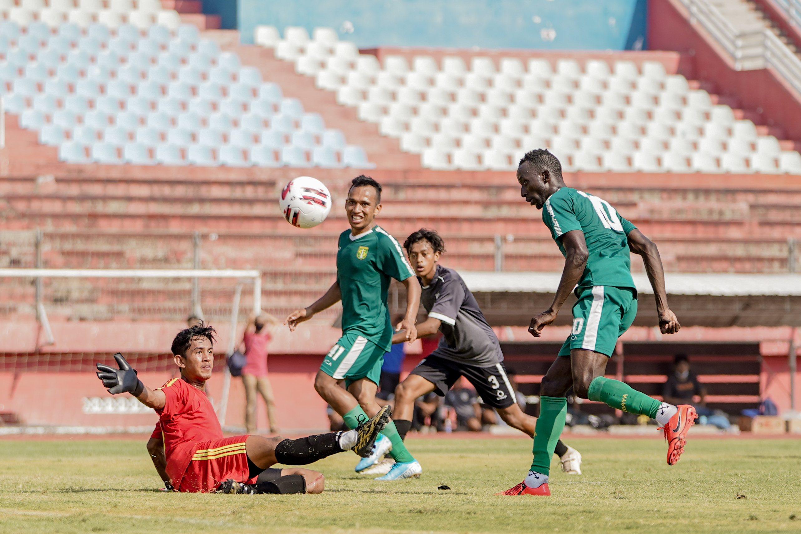 Pemain Persebaya, Irvan Jaya ketika membobol gawang lawan dalam laga uji coba di Stadion Gelora Delta, Sidoarjo, beberapa waktu lalu. (Foto: Persebaya)