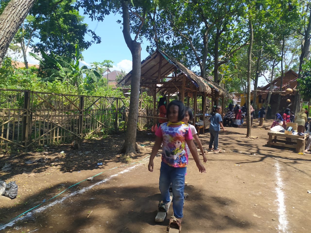 Anak-anak di Kampung Panawijen, Blimbing, Kota Malang saat memainkan permainan tradisional (Foto: istimewa)