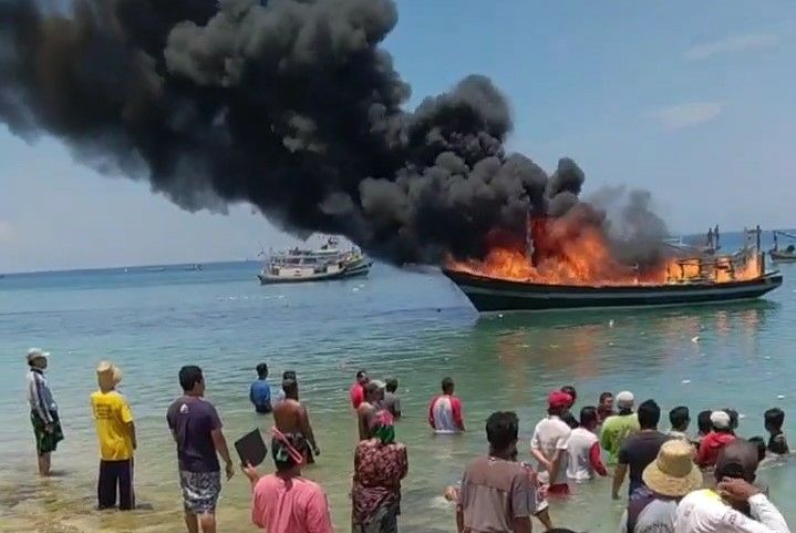 KM AWE pengangkut solar terbakar di dermaga utara Pulau Giliketapang, Kabupaten Probolinggo. (foto: Ikhsan Mahmudi/Ngopibareng.id)