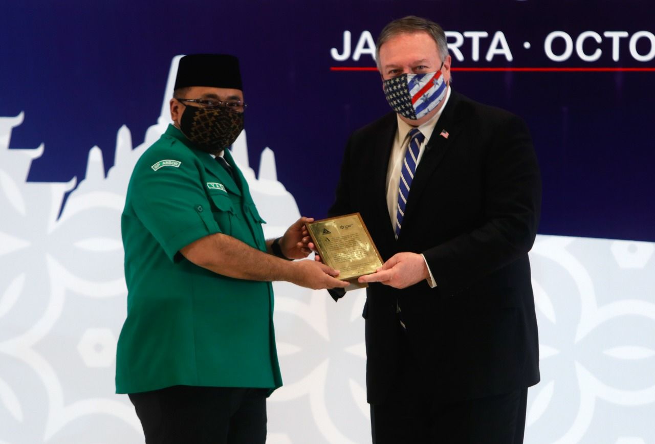 Ketua Umum PP GP Ansor Yaqut Cholil Qoumas menyerahkan plakat kepada Menlu AS Mike Pompeo usai forum dialog yang digelar di Hotel Four Seasson, Jakarta, Kamis 29 Oktober 2020. (Istimewa)