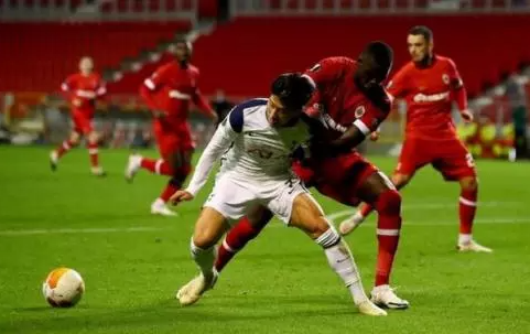 Heung-Min Son dikawal ketat hingga tak mampu mencetak gol di gawang Royal Antwerp. (Foto: Liga Eropa)