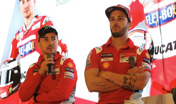 Pembalap MotoGP Andrea Dovizioso (kanan) dan Jorge Lorenzo (kiri). (Foto: Twitter @motoGP)