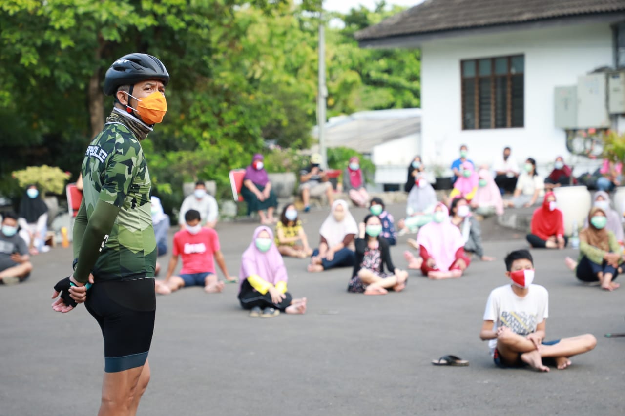 Ganjar Pranowo saat mengunjungi rumah isolasi Covid-19. (Foto: Ist/Ngopibareng.id)