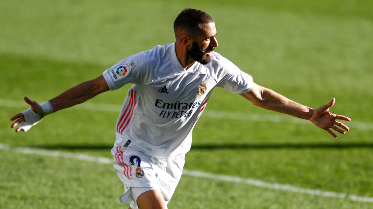 Karim Benzema meminta maaf atas kesalahannya kepada Vinicius. (Foto: 