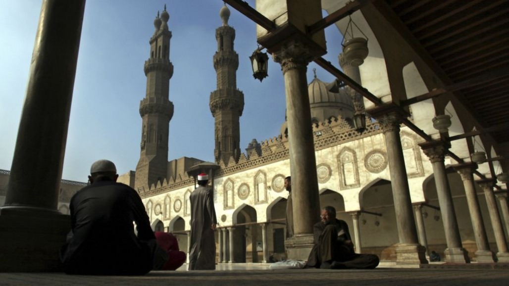 Umat muslim sedang menunggu azan salat Jumat di depan Masjid Al-Azhar Kairo. (AP/Khalil Hamra)