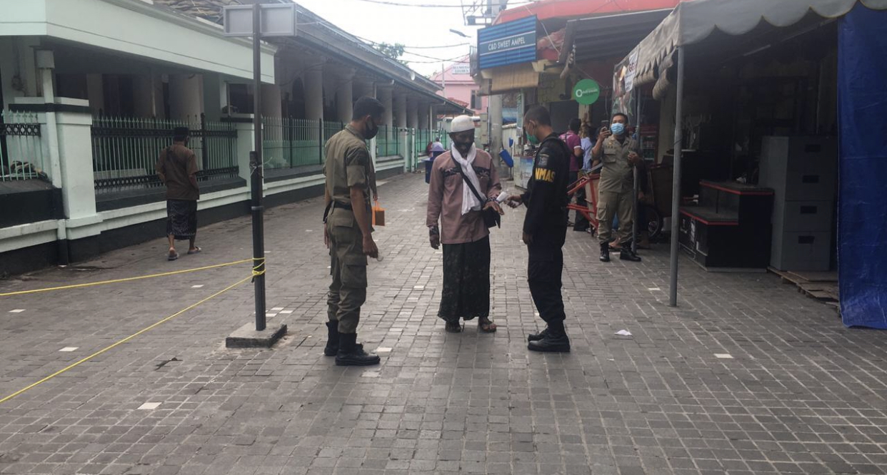 Tim Swab Hunter ketika bersiaga di Wisata Religi Makam Sunan Ampel (Foto: dok. Humas)