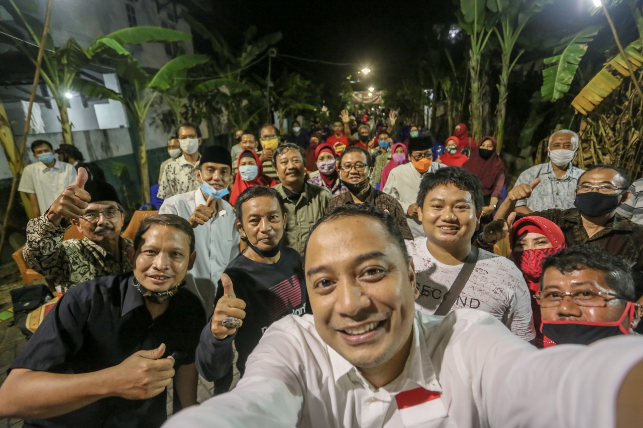 Eri Cahyadi saat foto bersama warga. (Foto: PDI Perjuangan)