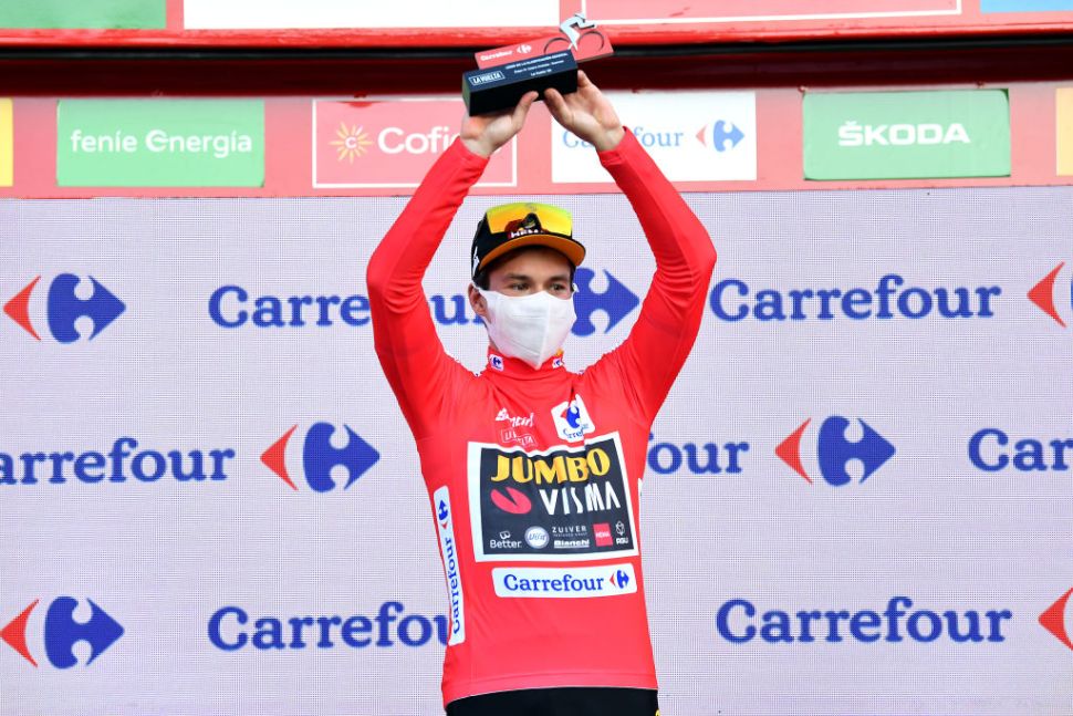 Primoz Roglic berhasill merebut jersey merah dari Carapaz. (Foto: Istimewa)