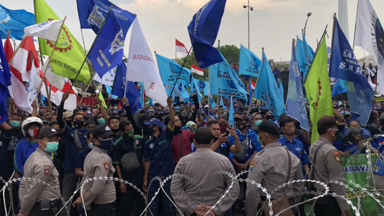 Serikat buruh dan pekerja ketika melakukan demo di Kantor Gubernur Jatim, pada Selasa, 27 Oktober 2020, lalu (Foto: Andhi Dwi/Ngopibareng.id)