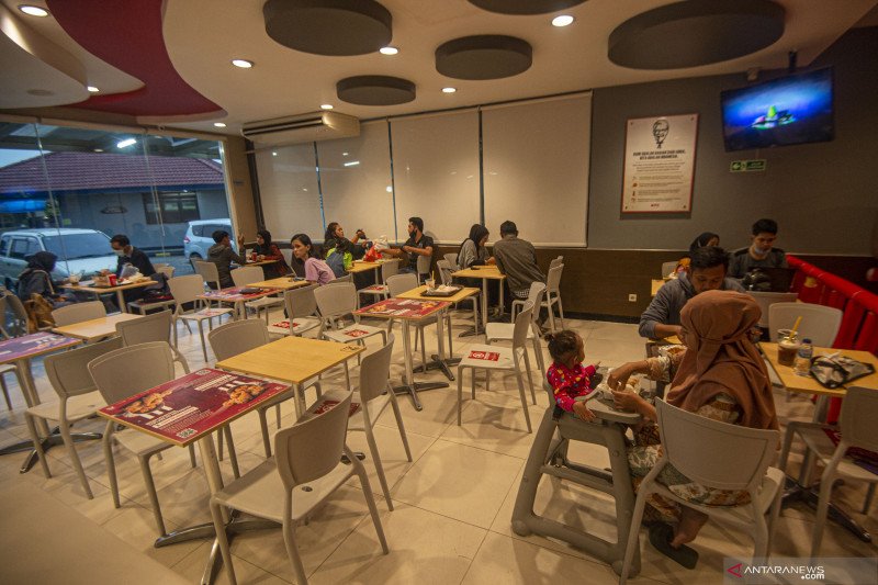 Suasana resto cepat saji di Ciracas, Jakarta, Kamis 10 September 2020. (Foto: Antar/Aditya Pradana Putra)