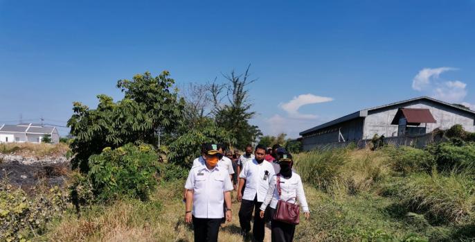 Kepala Dinas Lingkungan Hidup Kabupaten Pasuruan, Heru Farianto saat melakukan sidak ke sungai-sungai. (Foto: Dok Humas)