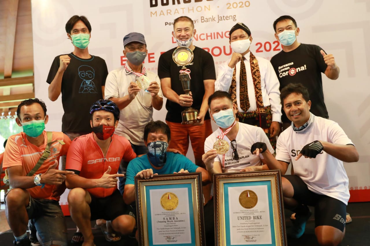 Panitia dari SAMBA menerima piagam dan piala dari Leprid bersama Paulus Pangka_Rahmat Hidayat. (Foto: Rahmat Hidayat)