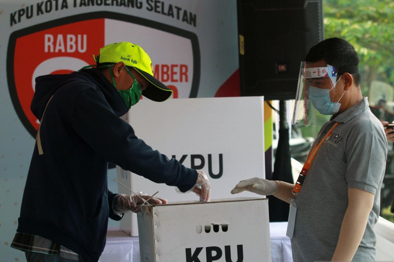 Pemilih memasukan surat suara kedalam kotak suara saat dilaksanakan Simulasi Pemungutan Suara dengan Protokol Kesehatan Pencegahan dan Pengendalian COVID-19 pada Pilkada Serentak 2020 di TPS 18, Cilenggang, Serpong, Tangerang Selatan, Banten, Sabtu (12/9/2020). Simulasi ini dilaksanakan dengan tujuan untuk memberikan pembelajaran kepada pemilih dalam melaksanakan pemungutan suara Pilkada Serentak 2020 ditengah pandemi COVID-19. ANTARA FOTO/Muhammad Iqbal