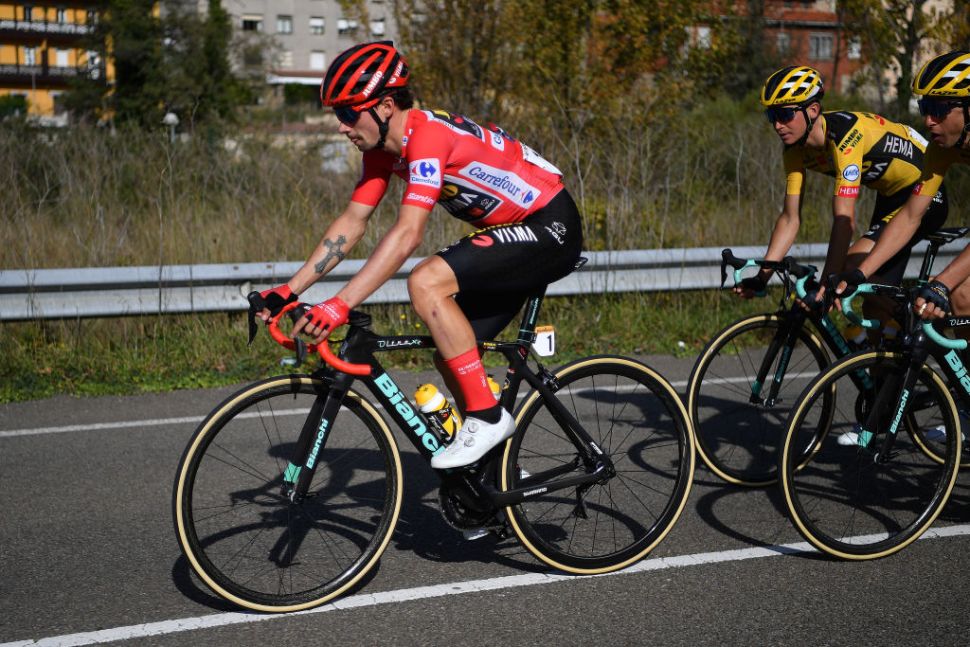 Primoz Roglic masih bertahan dengan jersey merahnya. (Foto: Istimewa)