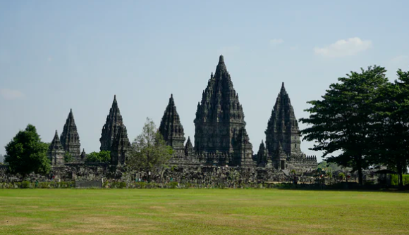 Prambanan Jazz 2020 digelar secara hibrida, musiis di Prambanan dan penonton di tempat masing-masing. (unsplash.com)